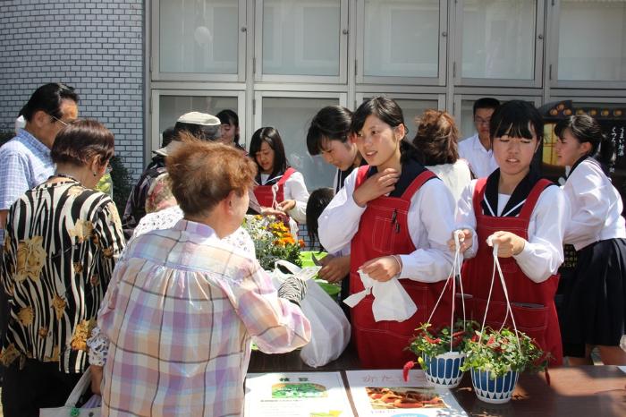 画像　野菜や寄せ植えを売る生徒