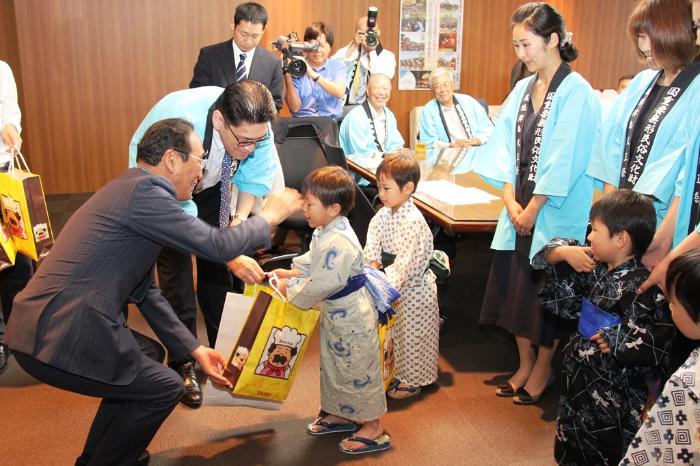 画像　市長表敬する稚児