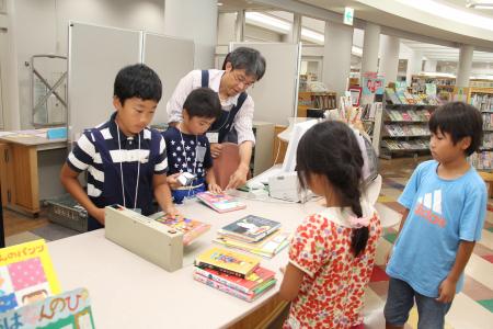 画像　カウンターで本の貸出のお仕事を体験