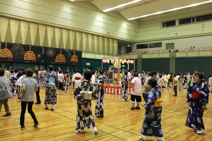 画像　盆踊りを楽しむ参加者