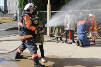 画像　消火訓練をする新開保育所の園児