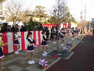 神守小学校によるバトン披露