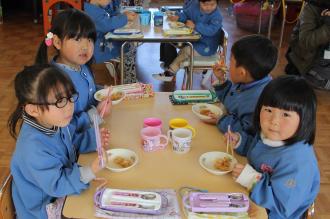 画像　お餅を食べる園児