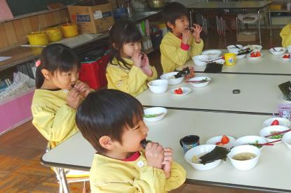 画像　手巻き寿司を食べる園児
