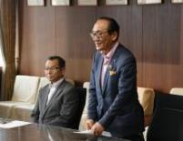 報告をうける武藤教育長（左）と日比市長（右）