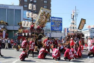 画像　石採祭車駅前競演