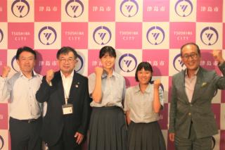 表敬訪問の様子(左から垣見会長、浅井教育長、杉浦さん、竹田さん、日比市長)