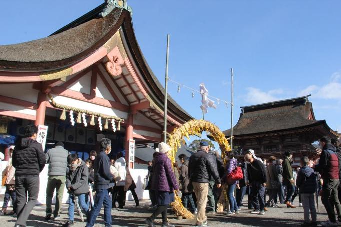 画像　津島神社の茅の輪くぐり