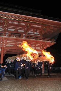 画像　楼門を潜り抜ける大松明（正面から）