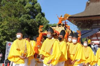 画像　津島神社を出る神輿