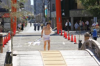 画像　神社に戻る鉾持