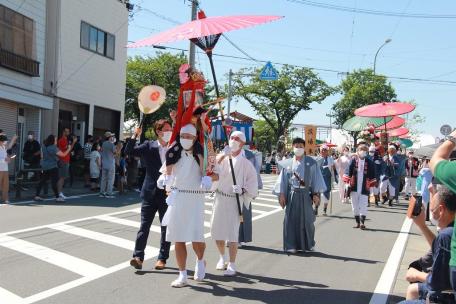 画像　御旅所を出発する稚児ら