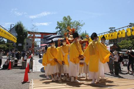 画像　神社に戻る神輿