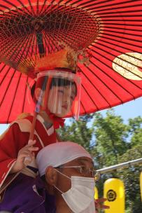 画像　神社に戻る稚児