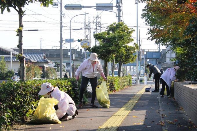 画像　文化会館前の清掃の様子