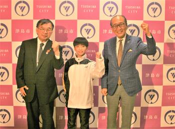 写真左から 浅井教育長、野田千瑛さん、日比市長
