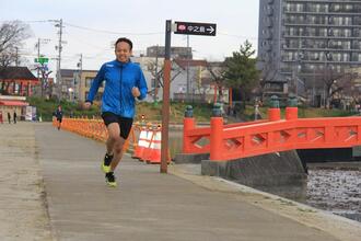 画像　ジョギングコースを走る人