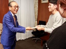 記念品の贈呈