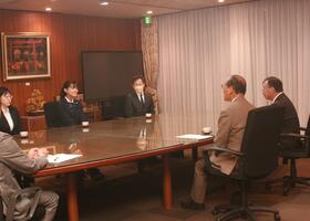 市長表敬訪問の様子（全国大会への意気込み等を話している）