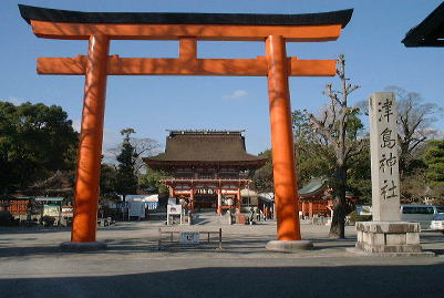 津島神社の東鳥居と楼門の写真