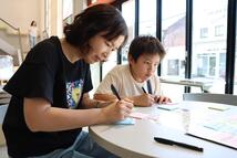 メッセージを書く様子その１